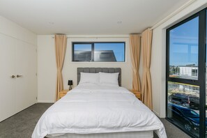 Basic House, 4 Bedrooms | 4 bedrooms, iron/ironing board, free WiFi, bed sheets - Hero Holiday House L12 (Auckland)