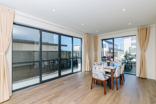 Hero Holiday House L12