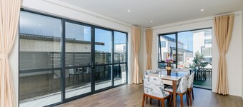 Hero Holiday House L12