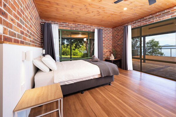 5 bedrooms, iron/ironing board, free WiFi, bed sheets