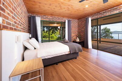 The Lakehouse - SLEEPS 12 Comfortably in 5 Bedrooms and 3 Bathrooms