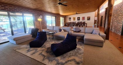 The Lakehouse - SLEEPS 12 Comfortably in 5 Bedrooms and 3 Bathrooms