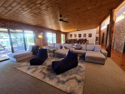 The Lakehouse - SLEEPS 12 Comfortably in 5 Bedrooms and 3 Bathrooms