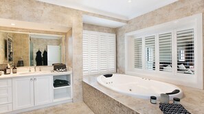 Een douche, handdoeken