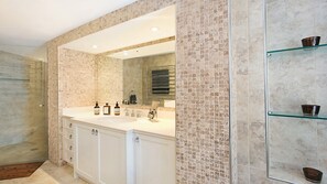 Shower, towels - VINTAGE MANOR - THE VINTAGE HOLIDAY HOUSES (POKOLBIN)