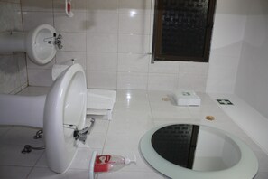 Shower, free toiletries, hair dryer, bidet