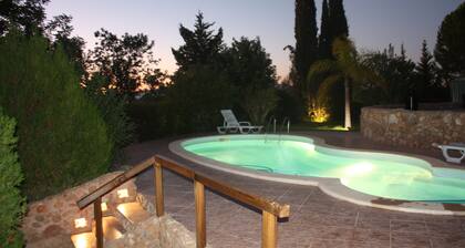 Country house with garden and private pool