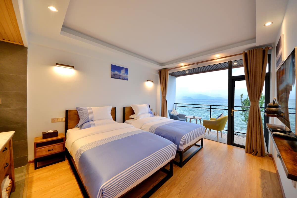 Habitación Deluxe con 2 camas individuales, vista al lago | Ropa de cama de alta calidad, escritorio y cortinas blackout