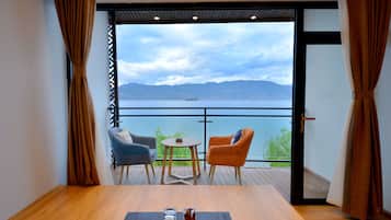 Deluxe Loft, Lake View | Peralatan tempat tidur premium, meja, langsir/tirai gelap terus