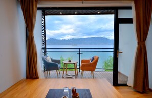 Deluxe-loftíbúð - útsýni yfir vatn | Rúmföt af bestu gerð, skrifborð, myrkratjöld/-gardínur