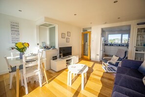 Smart-tv, dvd-afspiller, bøger, videobibliotek