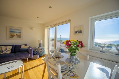 Superb Seafront House - Pet-friendly - Best Views.