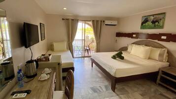 Deluxe Room | Minibar, free WiFi, bed sheets