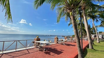 朝食、ランチ、ディナーに営業 (郷土料理と各国料理)