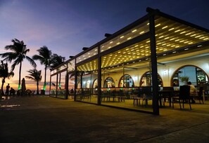 Breakfast, lunch and dinner served - Lago de Oro Hotel & Wakepark (Calatagan)
