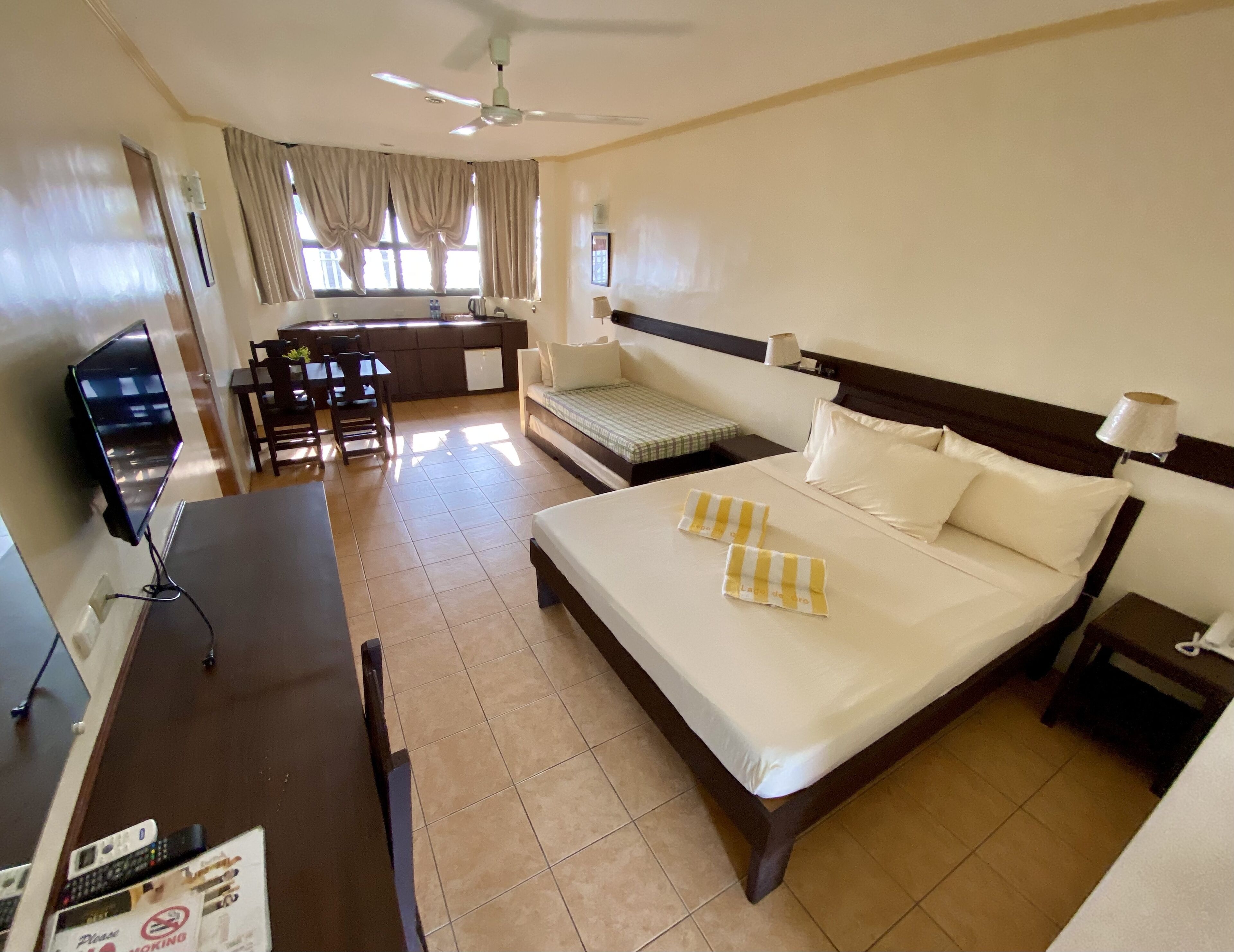 Minibar, wifi gratis y ropa de cama 