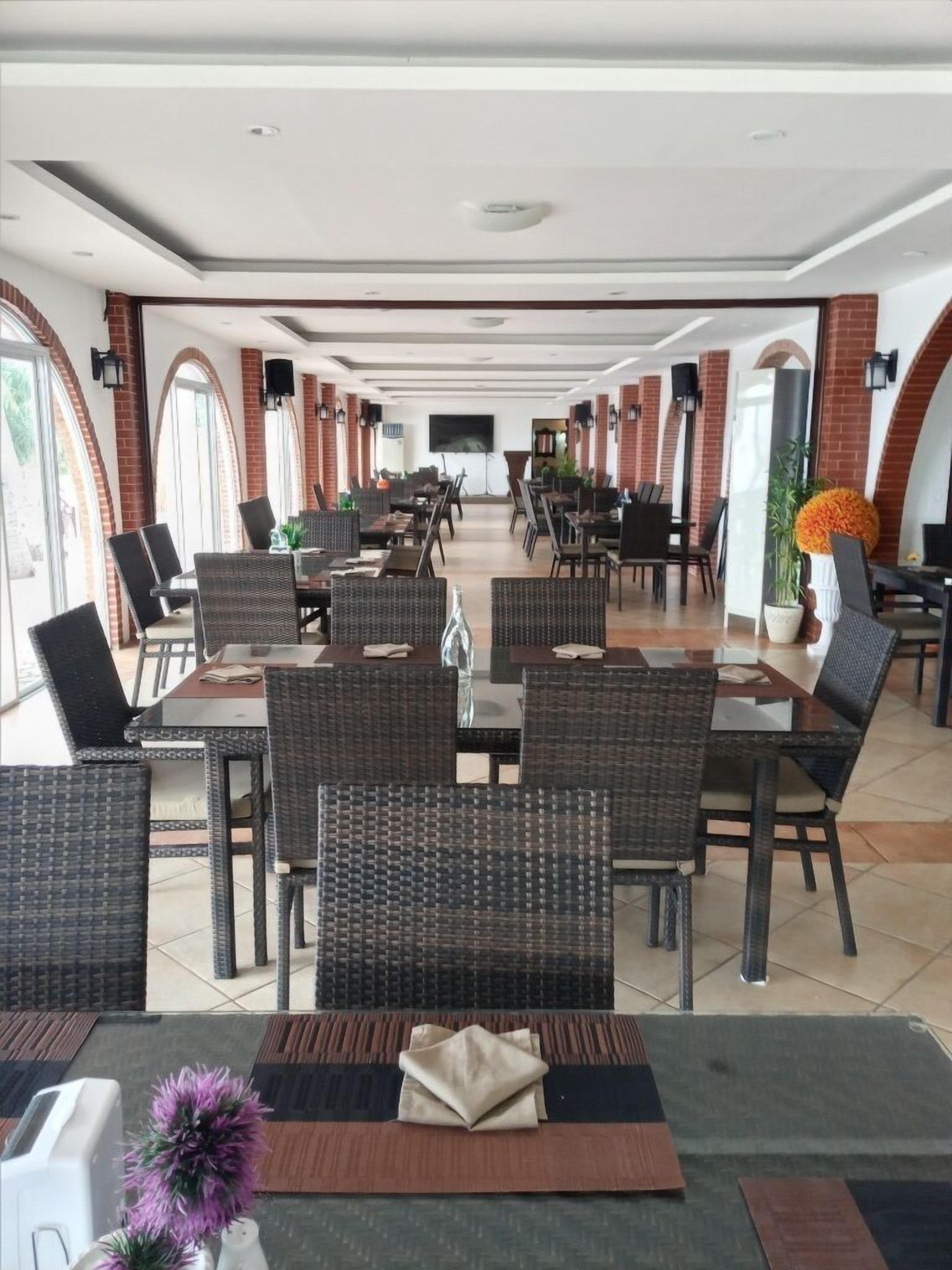 Phục vụ bữa sáng, bữa trưa, bữa tối, món địa phương và quốc tế 