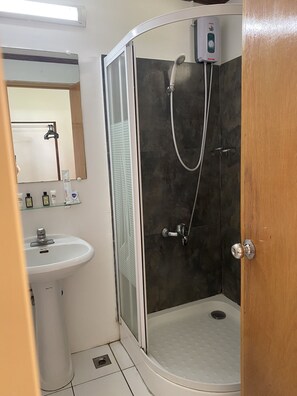 Standaard kamer | Badkamer | Een douche, gratis toiletartikelen, een haardroger, handdoeken