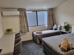 Habitación Deluxe con 1 cama doble o 2 individuales | Ropa de cama de alta calidad, escritorio, ropa de cama
