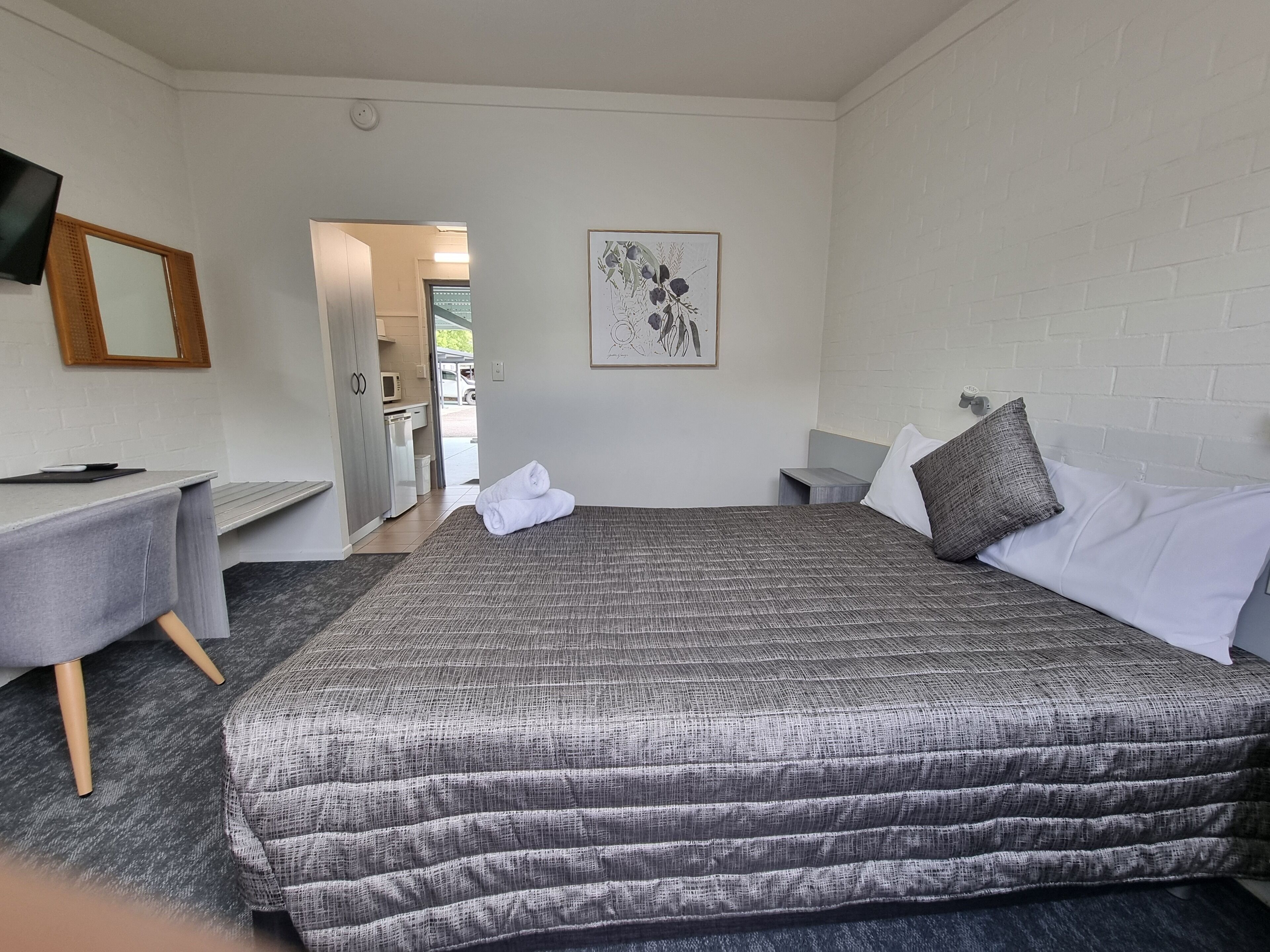 Deluxe Double Room, 1 Queen Bed | Premium bedding, desk, bed sheets