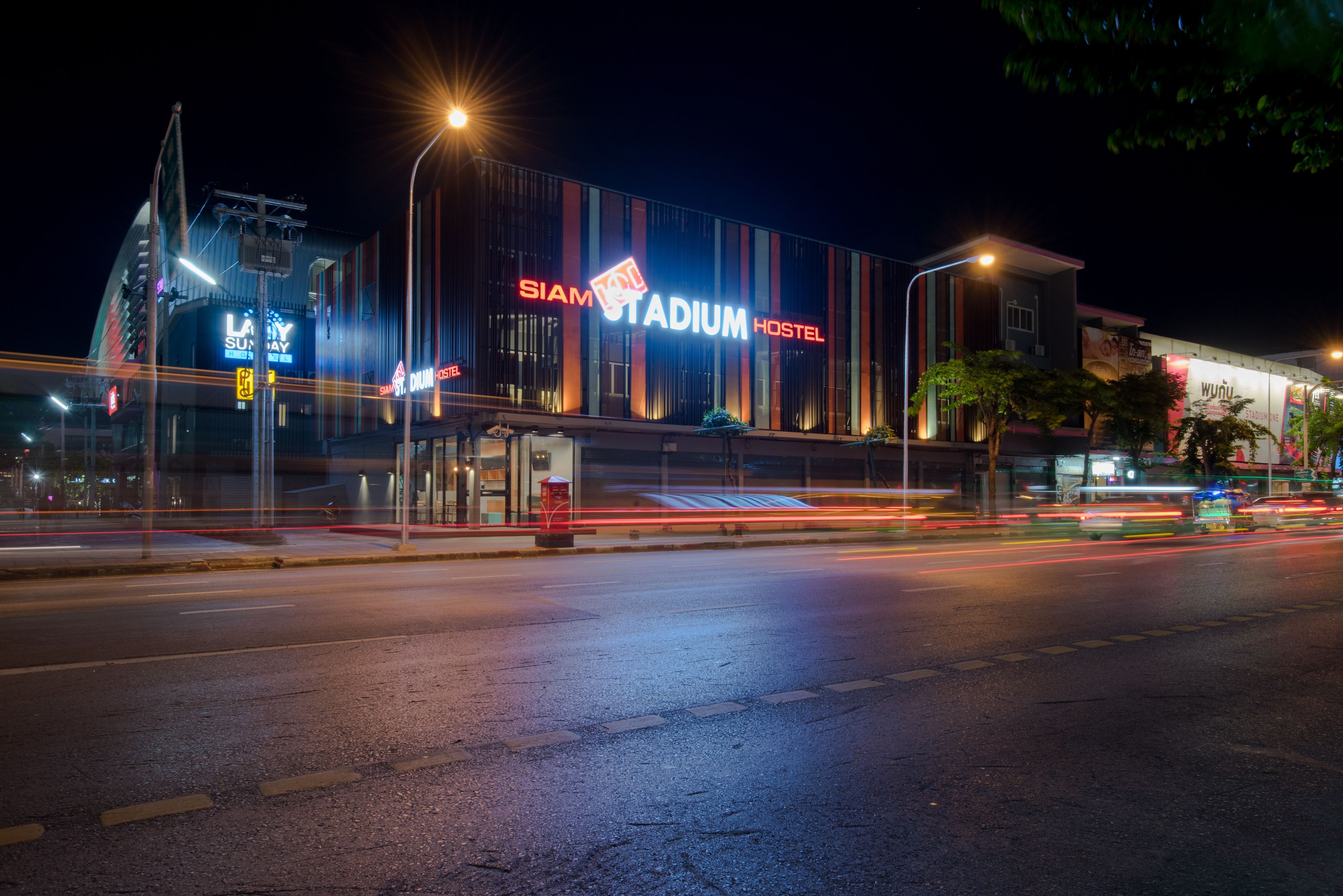 Façana frontal de l'allotjament (vespre/nit)