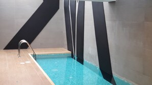 A modern indoor pool with a clear blue water surface, a metal ladder, and a tiled floor. - APARTMENT IN THE HEART MIRAFLORES (Miraflores)