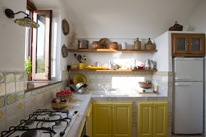 Oven, stovetop, coffee/tea maker, electric kettle