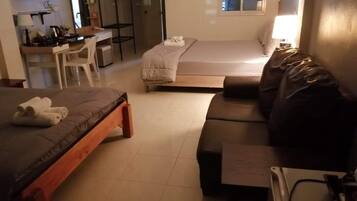 Deluxe Studio Suite, Multiple Beds | In-room safe, cots/infant beds, free WiFi