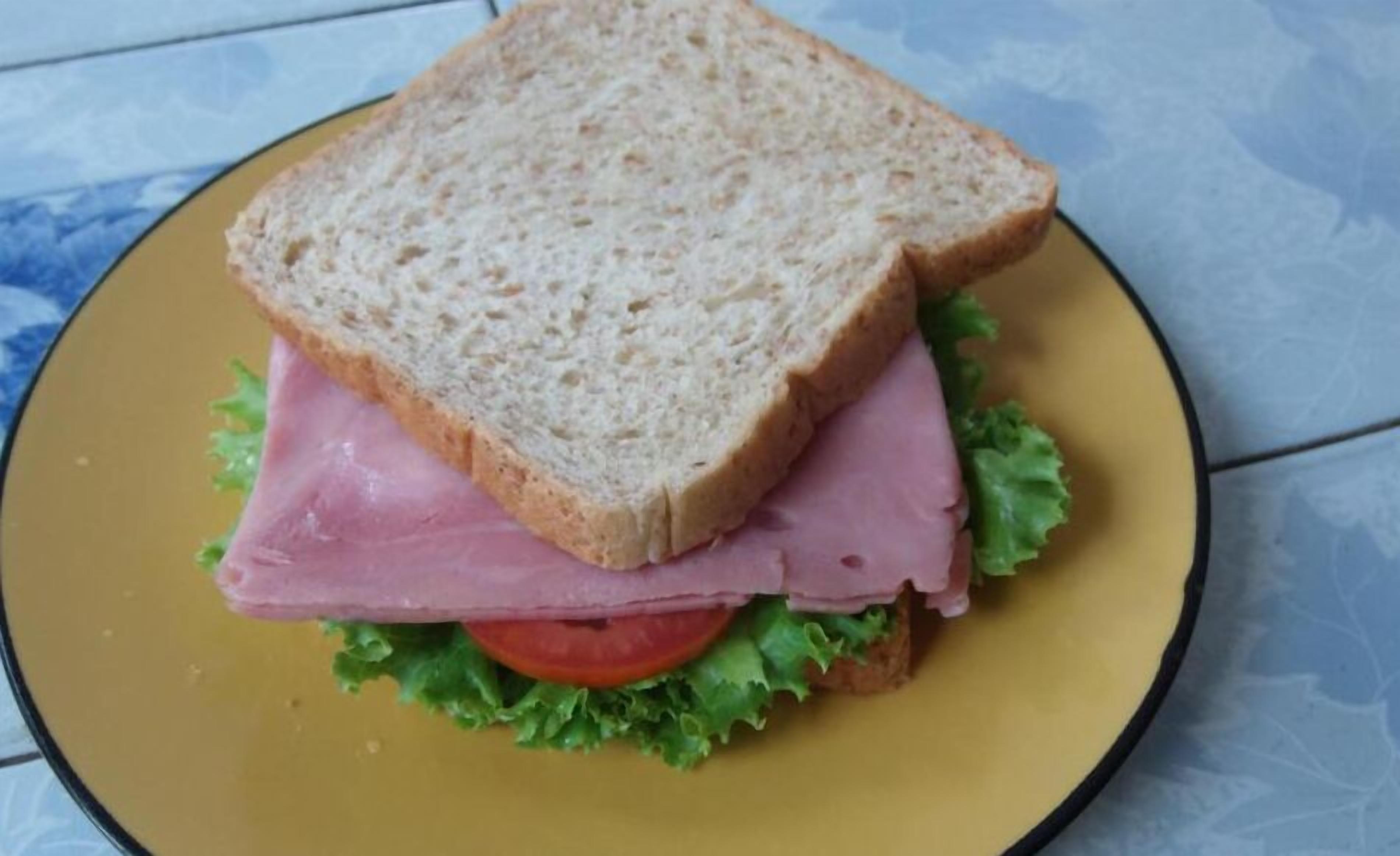 Un sándwich sobre un plato amarillo.