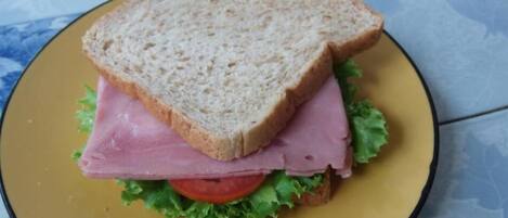 Un sándwich sobre un plato amarillo.