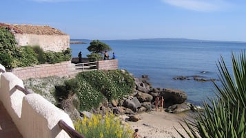 Una spiaggia nelle vicinanze