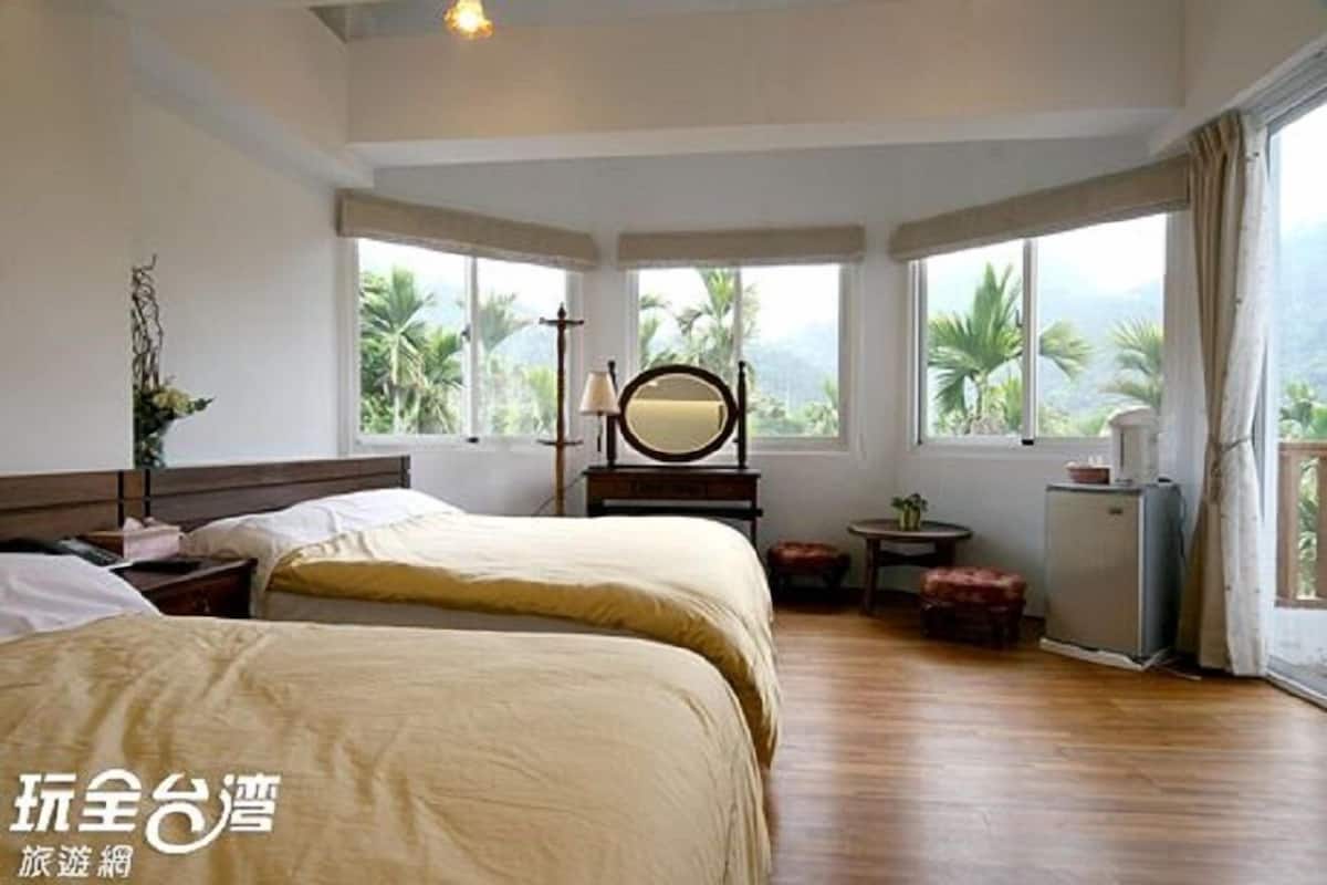 ห้องพักสำหรับสี่ท่าน (201/203/301) | โต๊ะทำงาน, ผ้าม่านกันแสง, เตียงเสริม/เปล, Wi-Fi ฟรี