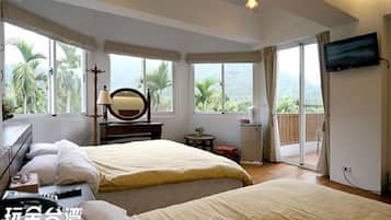 Værelse til 4 personer (201/203/301) | Skrivebord, mørklægningsgardiner, ekstra senge (tillægsgebyr)