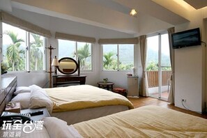 Phòng 4 (201/203/301) | Bàn, màn/rèm cản sáng, giường gấp/giường phụ (phụ phí)