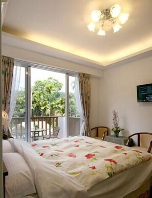 Desk, blackout drapes, rollaway beds, free WiFi - Nunu Haus Guest House (Yuchi)