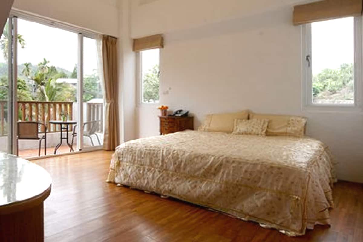 Habitación familiar (202) | Escritorio, cortinas blackout, camas extra y wifi gratis