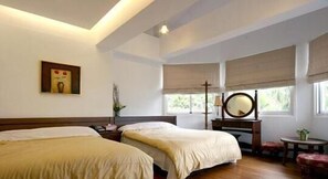 Desk, blackout drapes, rollaway beds, free WiFi - Nunu Haus Guest House (Yuchi)