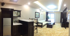 Habitación ejecutiva con 2 camas individuales, no fumadores | Sala de estar | Televisión de pantalla plana de 42 pulgadas con canales por cable