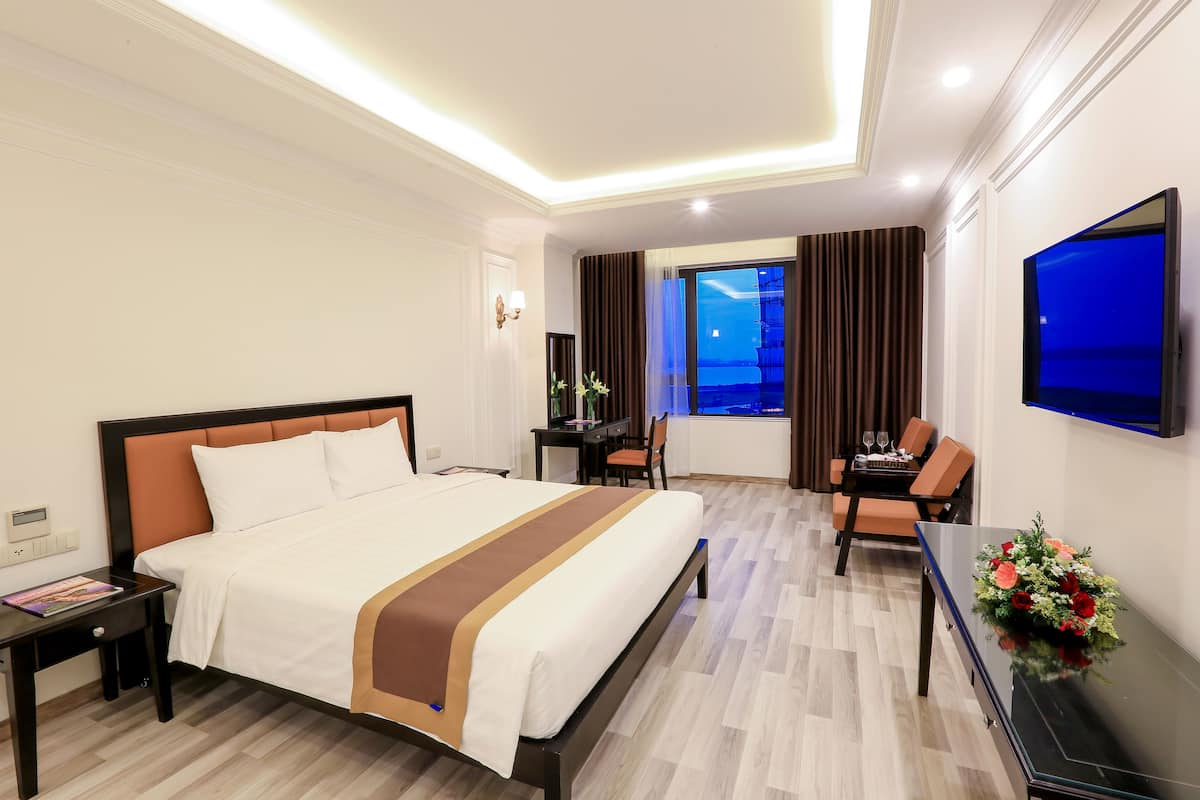Deluxe Double Room | Minibar, in-room safe, desk, blackout drapes