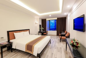 Habitación Deluxe doble | Minibar, caja fuerte, escritorio y cortinas opacas