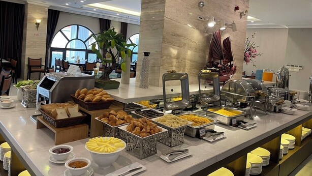 Breakfast, lunch and dinner served - New Era Hotel & Spa (Bai Chay)