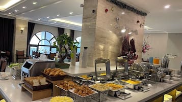 Phục vụ bữa sáng, bữa trưa và bữa tối