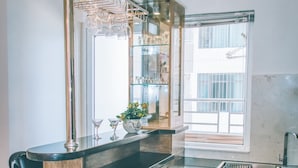 Dụng cụ pha cà phê/trà, tủ lạnh, lò vi sóng, bếp nấu 