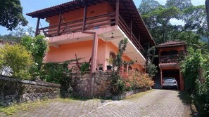 Vista frontal de la propiedad