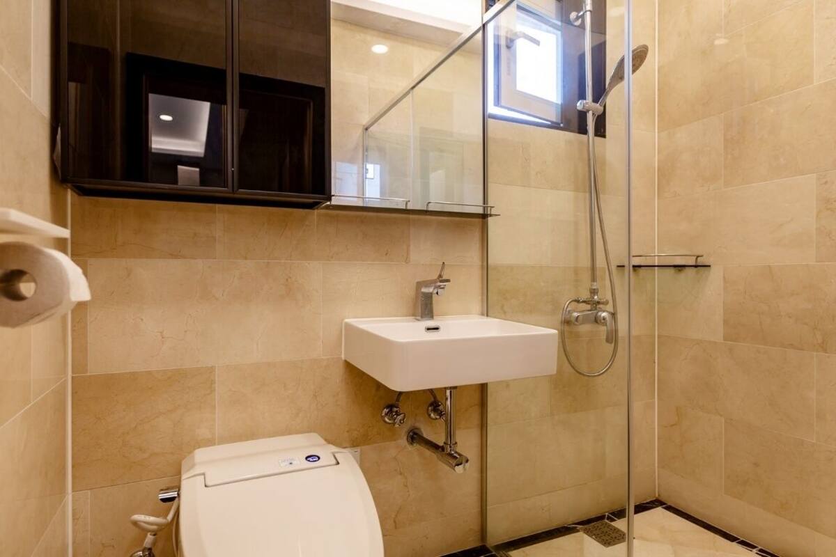 suite | bathroom | shower, free toiletries, hair dryer, bidet
