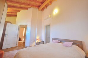 3 habitaciones, tabla de planchar con plancha, wifi y ropa de cama 