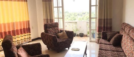 Triple Room | Ruang tamu | 32 inci televisyen LED dengan kabel