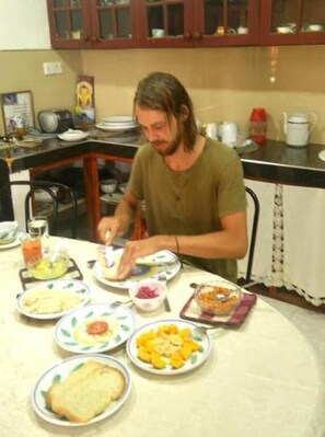 Kontinental frukost varje dag (USD 2 per person)