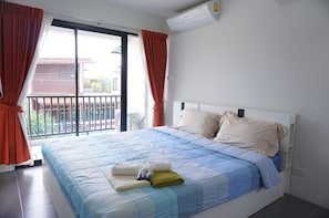 Habitación doble estándar | Escritorio, cortinas blackout, camas extra y wifi gratis 
