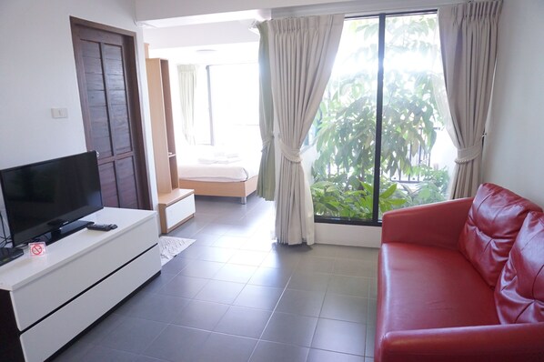 스탠다드 더블룸 | 거실 공간 | 평면 TV